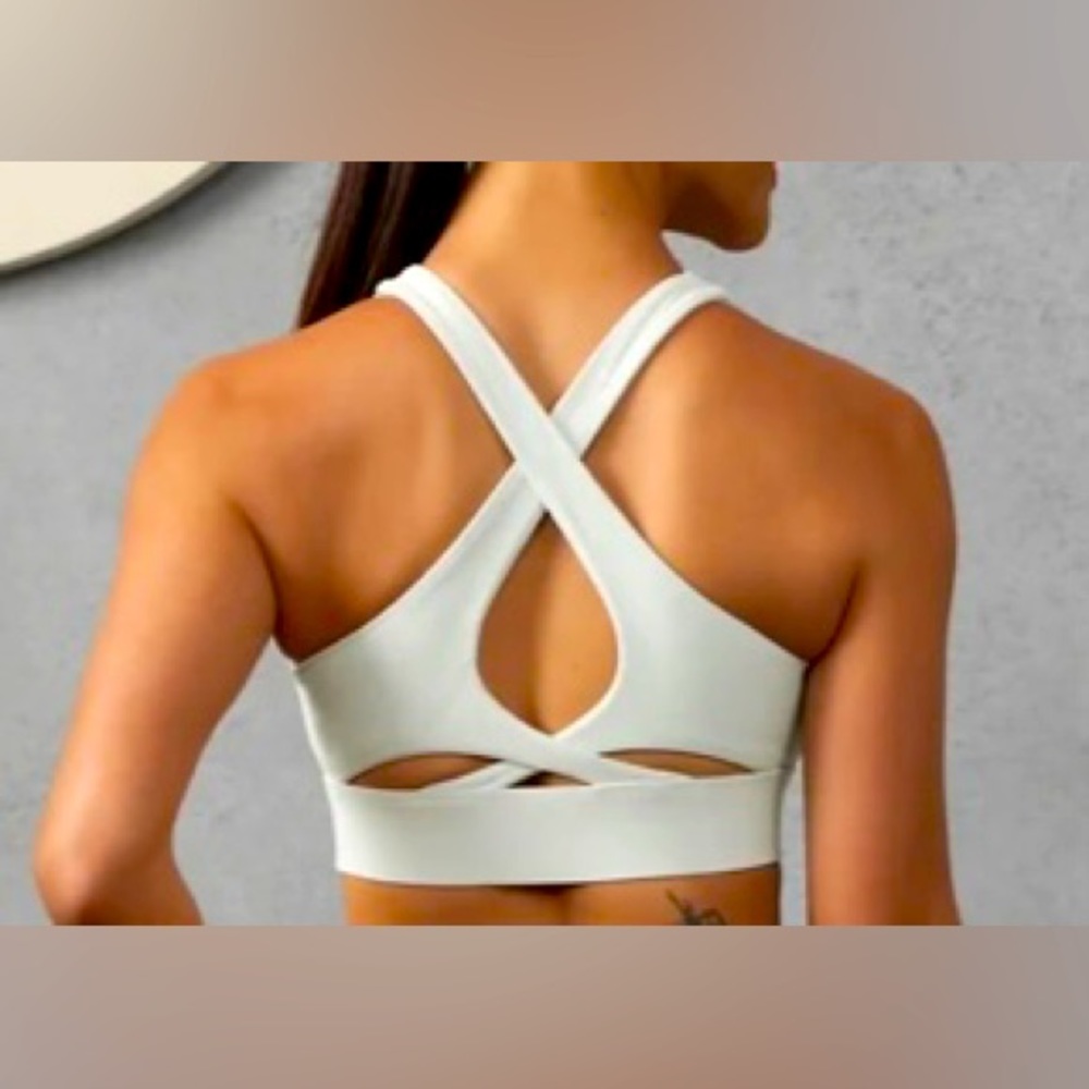 FABLETICS NO BOUNCE CREAM sports Bra women’s size medium. m